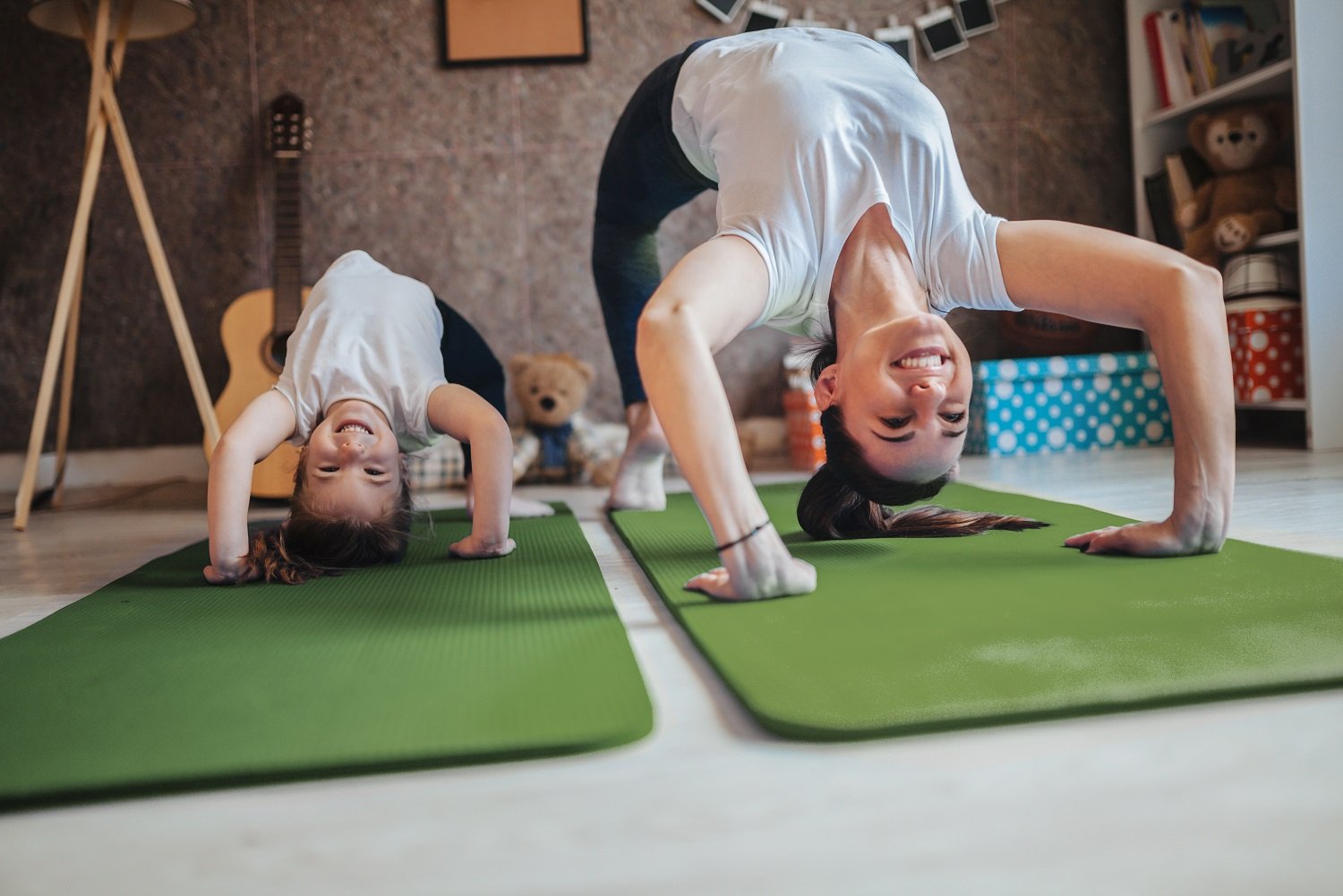 maman fait des etirements yoga avec enfant